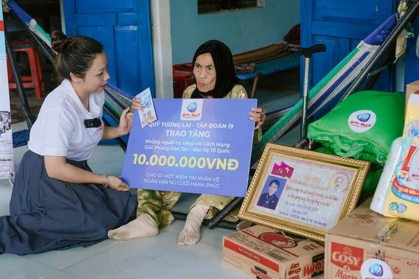 客服人员通过电话提供支持