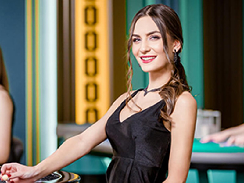 一名玩家正在仔细观察多台老虎机,思考如何选择最佳的game nổ hũ 789